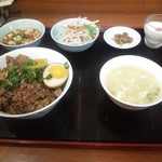 台湾家庭料理 茶思味 - 台湾そぼろご飯＋麻婆豆腐セット