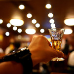 神谷バー - 可愛いウェイトレスさんに乾杯！