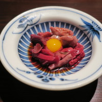 たでの葉 - 天然の尾長鴨の肝 砂肝 心臓と鶉の卵のユッケ