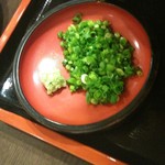 炭焼うな富士 - 薬味の万能ネギとワサビ