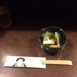 おかめ - ８　２７　付きだしは菜っ葉と厚揚げの炊いたん