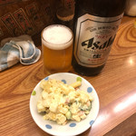 岡室酒店直売所 - 瓶ビールとマカロニサラダ