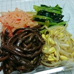 新興苑 - ナムル　800円