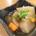 UMAMI日本酒弐番館 - お通し：大根の煮物、とろろ昆布かけ