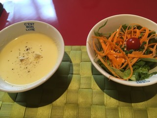 Danys Restaurant - スープとサラダ
