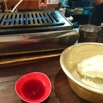 やきにく じゅん亭 - コンロと付けだれ