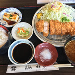 呑めるとんかつ屋 林家 - 田原ポークロースカツ定食 竹 ¥1550
            ・カットは厚め。味は普通。今度はプレミアムを頼んでみよう。