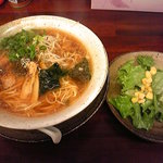 くれ星製麺屋 - くれ星麺（超煮干醤油）、新鮮サラダ