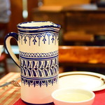 サル イ アモール - ヴィノ・デ・リベイロ・エン・クンカ（70ml）＠500円：すっきりフルーティーな味わいは、女性にウケしそう。クンカという陶器で注いで頂けます。