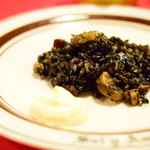 イカ墨のパエリアをお取り分け。アイオリソースを添えて