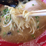 博多一幸舎 慶史 - 麺は細くて歯ごたえあり