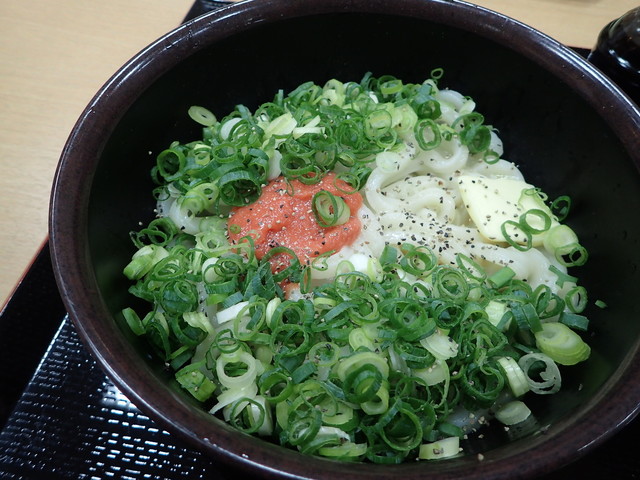 釜バター明太うどん、さか枝だし醤油を少したらして召し上がれ。 : さか枝うどん 南新町店