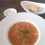 Bistro East  - 今日はサラダじゃなくてスープにしました。今日はオニオンスープ、めっちゃたまねぎだっくだくでした！味も良かった。きちんと作ってますね！