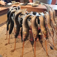 柳家 - 部屋に入るとすでに鮎がくべられています