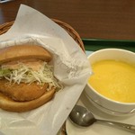 MOS BURGER - チキンバーガーとコーンスープ