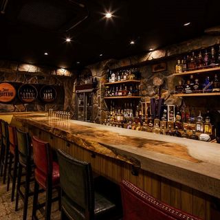 カウンター8席、テーブル10席の隠れ家BAR