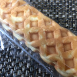 みなとや製パン - ワッフルチーズ味とクリーム味あります。