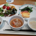 札幌パークホテル - 私の朝食。皿の半分に何も載っていないあたりが「まだ料理があるはず」と勘違いしていたのを如実に表している