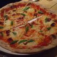 Osteria UVA RARA 横浜 - 筍とカリカリベーコンとインゲン豆のピッツア