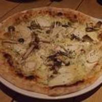 Osteria UVA RARA 横浜 - 色々キノコとキノコペーストのピッツア