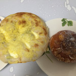 アミール - （左から）枝豆とクリームチーズの塩パン、クリームドーナツ