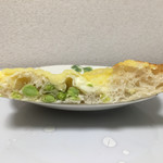 アミール - 枝豆とクリームチーズの塩パンの断面