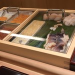 鮨みなと - ネタケース ネタ表示がすし善の流れを示している