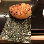鮨みなと - 帆立焼海苔添え