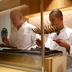 銀座 しのはら - 師弟は阿吽の呼吸で通じ合う