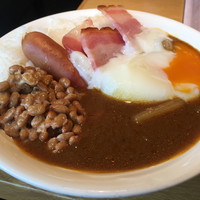 スカイグリルブッフェレストラン空桜 - カレーライスに温玉と納豆とベーコンとソーセージをのせて