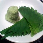 ホルモン焼道場 蔵 - セセリはわさびとシソの葉で。