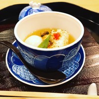 の弥七 - すっぽんで出汁を引き、すっぽんを餡にした団子が浮かぶ。松茸と鱧。どれか一つ抜いた方がスッキリするように思う