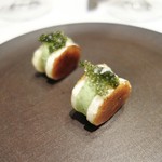 エルミタージュ ドゥ タムラ - アミューズ    何かのムースをバナナで挟んだもの