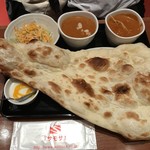 サモサ - レディースセットの５辛993円（カレー２種類、ナン、サラダ、デザート、ドリンク付き）