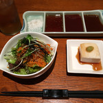 Kushi Beefu Ton - サラダと豆腐、ソース（塩、酢醤油、ケチャップソース、にんにく醤油）