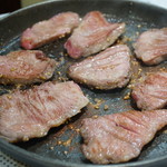 げんや - 牛タンを焼いているところ