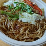 スパイスとお肉の料理店 ミナトン - スパイシー焼そば大盛テイクアウト
