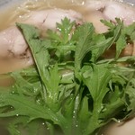 らぁめんお～や - 春菊！
      ほろ苦くお子様舌のわたくしには
      なかなか苦手かも(^-^;
      変更もできるようです！