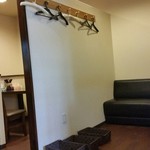 らぁめんお～や - 店内！セルフ水とおしぼり
      テーブル席もあるようです