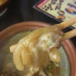 Tokumasakareudonhonten - とろけるチーズが麺に絡まっているところ