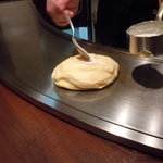 Vin樹亭 - ■手際よくオムレツにチーズを掛けてゆく