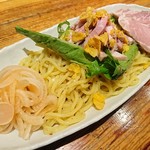 でびっと - 冷製塩まぜそば大盛り（麺1.5玉）にチャーシューをプラスして1,050円。