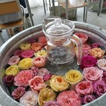 ワバラ カフェ - 華に囲まれた水差し