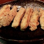 興 - 「手羽先揚げ（塩味）」：塩と粉山椒をサッとふって、止められない美味しさ！