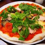 アトリエ・ド・フロマージュ - 信州ハーブ鶏のスモークと夏野菜のピッツァ（本日のピッツァ）