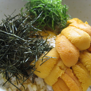 Specialty! [Sea urchin rice] Sea urchin rice has been popular since its opening in 2002.