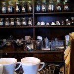 コーヒーの入った瓶が並ぶ