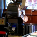 珈琲屋 スプレモ - 焙煎機稼働中