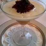 ラトラス - オマール海老のコンソメジュレとカリフラワーのヴルーテ　函館産ウニと温泉卵　キャヴィア添え