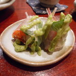 Yamadaya - スモークチキンとグレープフルーツの生春巻き、アボガドソース
